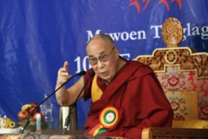 “Esto no se soluciona rezando”, dice Dalai Lama sobre atentados en París