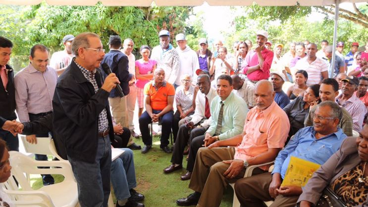 Danilo Medina anuncia reducción tasa de interés Banco Agrícola