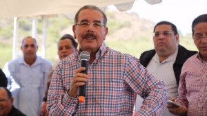 Danilo Medina visita criadores de cerdos y pollos en Bonao