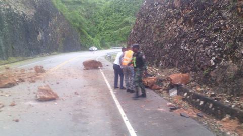 Se registran deslizamientos de tierra en carretera Boulevard Turístico