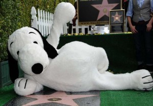 Snoopy recibe su estrella en el Paseo de la Fama de Hollywood
