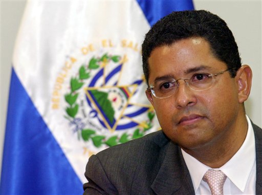El Salvador: expresidente Flores cae en coma