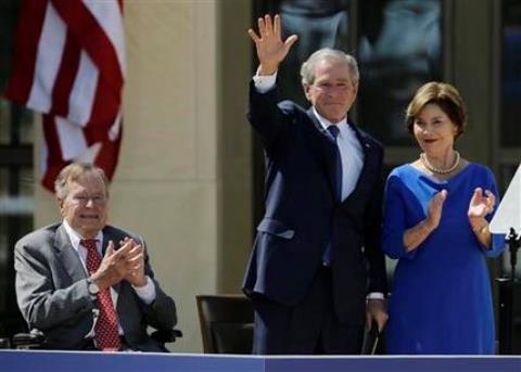EEUU: Bush padre critica a colaboradores clave del gobierno de su hijo