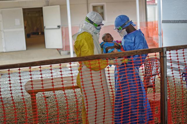 Dan de alta al último paciente con ébola en Guinea, una niña de un mes