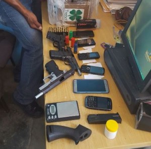 PN decomisa 50 kilos de presunta droga, cinco carros y varias pistolas 