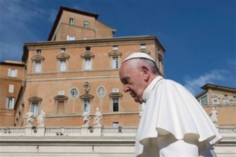 Papa critica "cáncer" de explotación laboral
