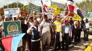 Peregrinos reclaman ante el congreso Nacional creación municipio Santiago Oeste