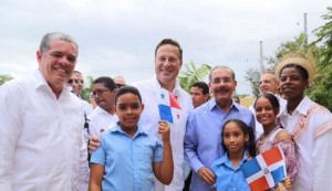 Presidente de Panamá visita dos escuelas; una de ellas acompañado de Danilo Medina 