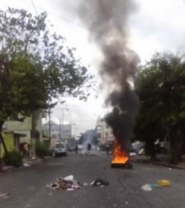 Mujeres queman neumáticos contra apagón de 5 días en ensanche La Fe 