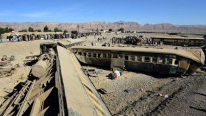 Paquistán: 13 muertos y 100 heridos en accidente de tren