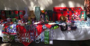 Jóvenes empresarios independientes realizan bazar con productos artesanales