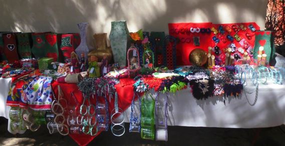 Jóvenes empresarios independientes realizan bazar con productos artesanales