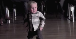 Tiene solo dos años y ya es el alma de las fiestas con sus pasos de baile. ¡Impresionante!