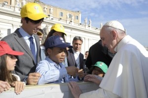 Niño criollo Embajador de la Paz se encuentra con Papa Francisco