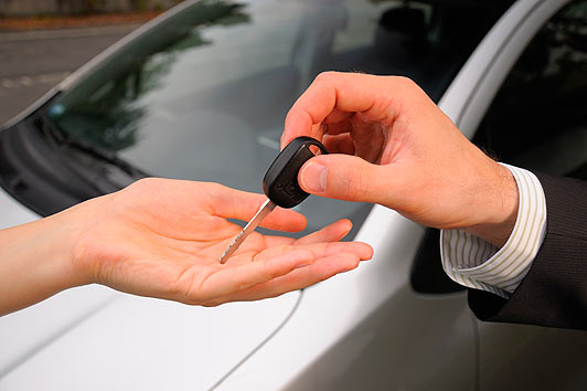 PN apresa a cinco miembros de banda rentaba vehículos en Rent A Cars y los vendía con matrículas falsas