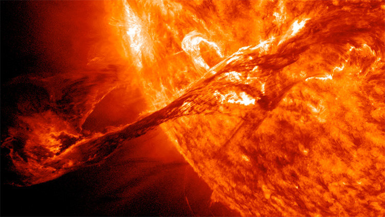 Un objeto con forma extraña "vuela" cerca del sol y es captado por una foto de la NASA