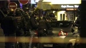 Dos de los terroristas del teatro de París se suicidan durante el asalto de la Policía