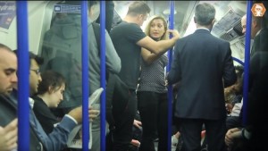 Un hombre intenta tocar a una mujer en el metro de Londres y esto es lo que ocurre
