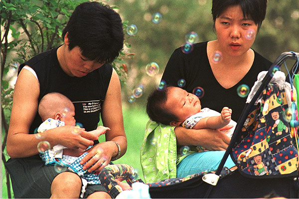 Poder legislativo chino aprueba el fin de la política del "hijo único"