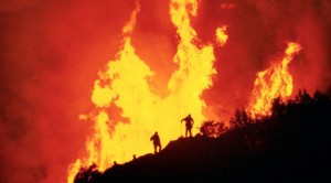 Incendio provoca evacuaciones y cortes de rutas  en California
