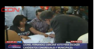 Leonel Fernández acude a votar  en convención PLD; no se refiere a muertos del proceso