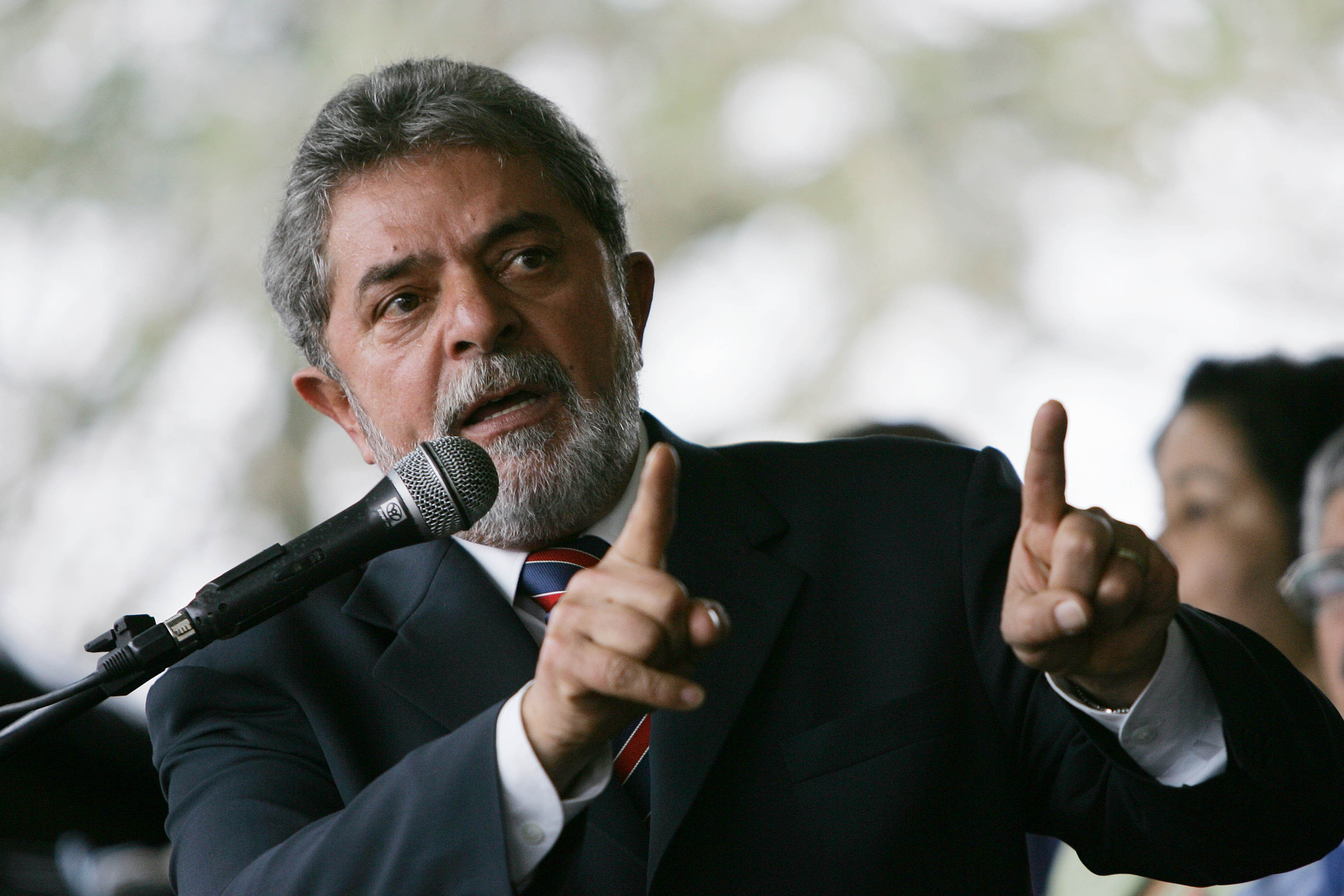 Lula exhorta a Temer a comportarse como presidente interino