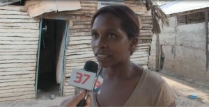 Mujer que vive en extrema pobreza pide ayuda al gobierno en Azua