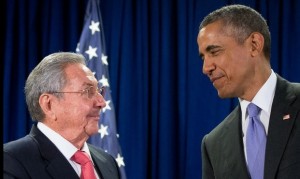 El presidente estadunidense, Barack Obama, y su par cubano, Raúl Castro, previo a una reunión bilateral en Naciones Unidas, el 29 de septiembre pasado. Foto Ap
