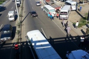 Transportistas bloquean autopista Joaquín Balaguer en el Cibao
