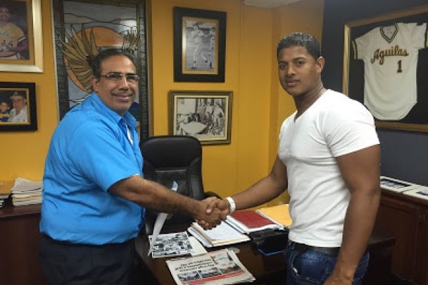 Las Águilas Cibaeñas firman al lanzador cubano Elier Sánchez