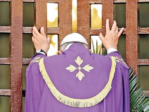 El papa pide perdón por los escándalos en el Vaticano