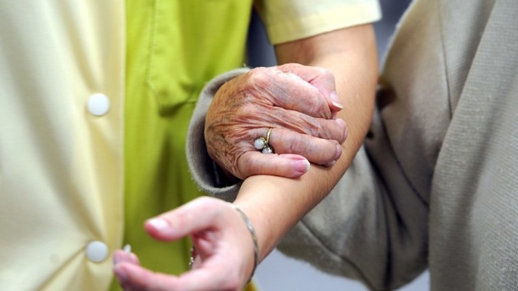 Nuevas pruebas sugieren que el alzhéimer podría transmitirse de persona a persona