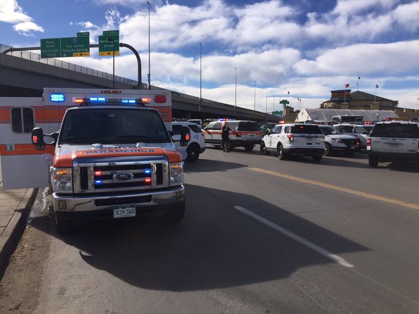 Al menos un muerto y varios heridos durante tiroteo y apuñalamiento en coliseo de Denver, EE.UU.