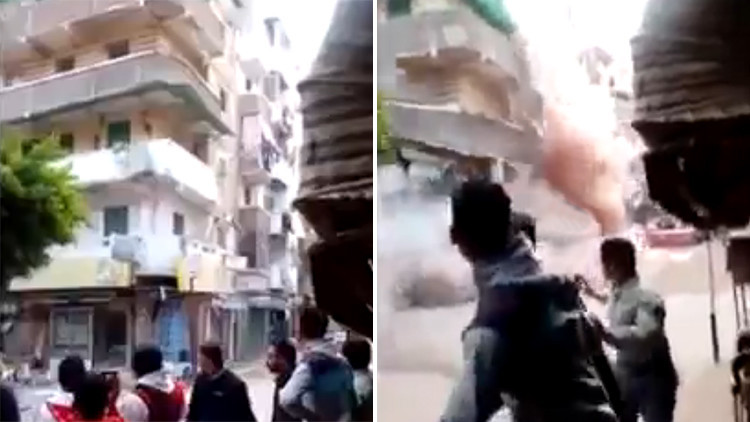 Una multitud corre para salvarse del derrumbe de un edificio en Egipto