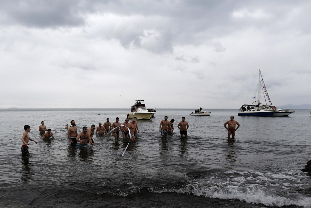 Griegos se lanzan al mar para atrapar cruces en el Día de la Epifanía