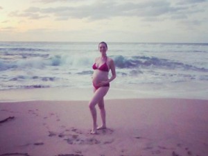 La actriz Anne Hathaway presume su pancita de embarazada en Instagram