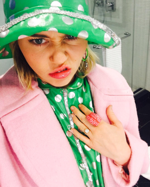 ¿Comprometida? Miley Cyrus presume un anillo en las redes sociales