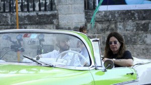 Ozzy Osbourne pasea por La Habana en un convertible