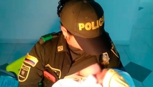 Ejemplo de vida: policía amamanta a una bebe abandonada para salvarle la vida