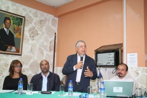 Alcalde DN aboga por descentralización en manejo de recursos para los barrios