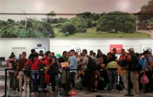 Comienzan a arribar a El Salvador cubanos varados en Costa Rica