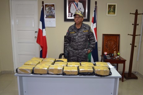 Apresan dos hombres con 15 paquetes de presunta droga en San Juan