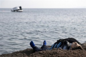 Mueren 33 migrantes al naufragar barco en Turquía; entre muertos hay cinco niños 