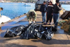 Grecia: Al menos 18 muertos en naufragio de bote migrante