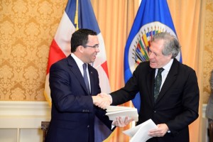 Canciller Navarro y Luis Almagro firman acuerdo para celebración en RD asamblea OEA