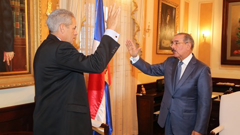 Presidente Medina juramenta a nuevo gobernador de Ocoa