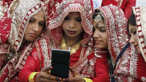Aldea india prohíbe a las mujeres solteras usar celulares