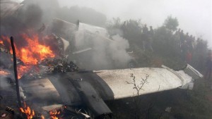 Mueren 23 personas al estrellarse un avión en Nepal