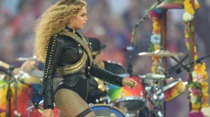 Así se salvó Beyoncé de inminente caída en baile en Super Bowl 