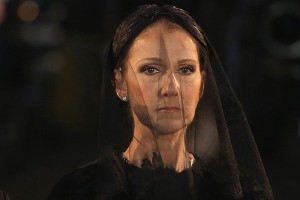 Céline Dion se quiebra durante ceremonia en honor a su esposo